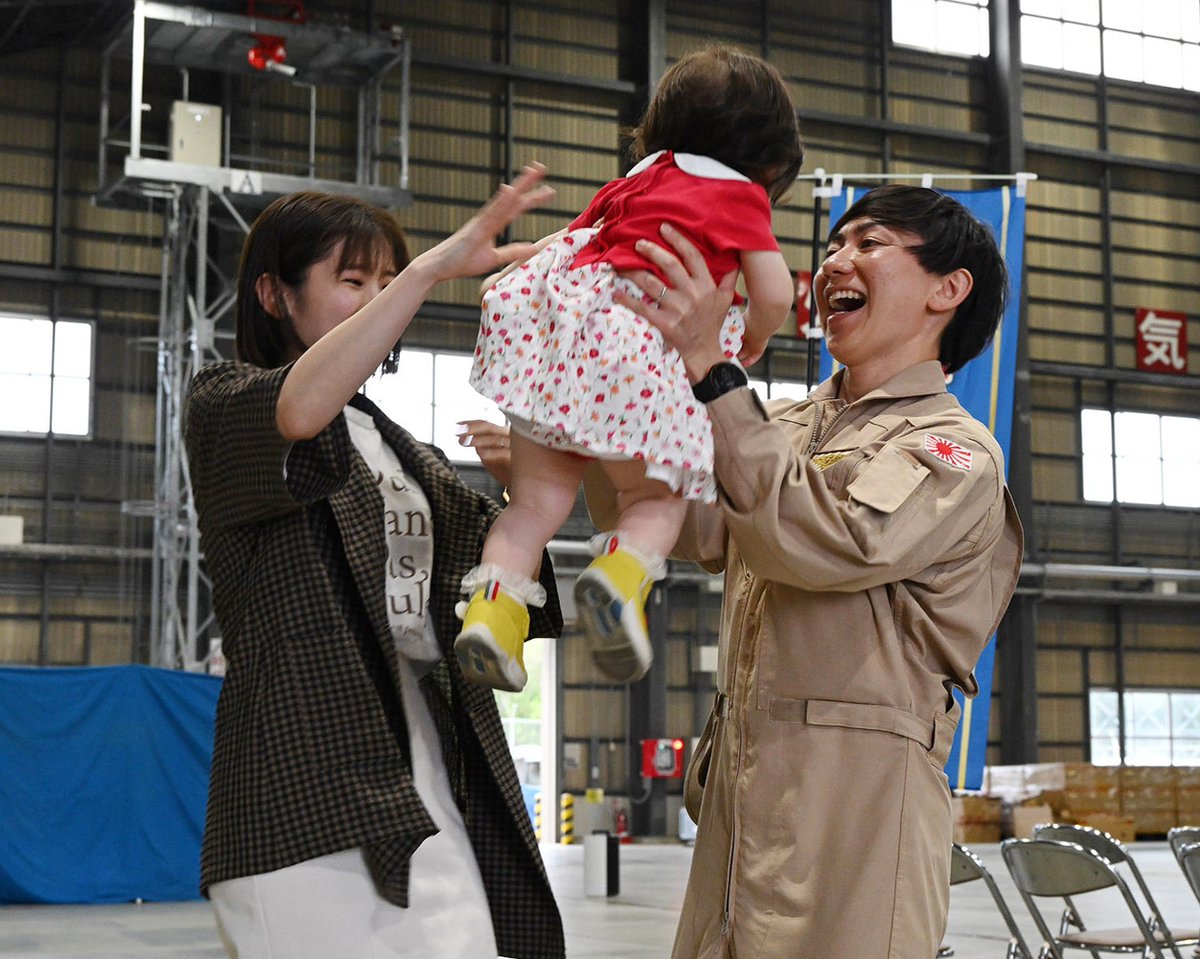 【#56DAPE】
派遣海賊対処行動航空隊第56次要員は、約5か月の任務を終え、無事ジブチから那覇に帰ってきました🛬🌺
家族との再会を📷
 #海上自衛隊 #第5航空群