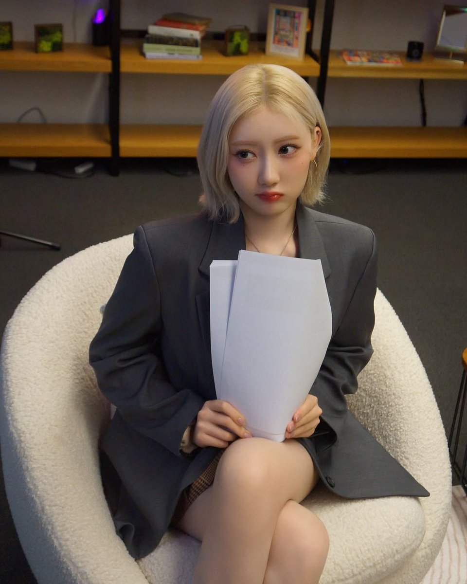 Monstiez, this lovely sunny morning feels like the universe is giving me a warm welcome as I get ready for work. {୭౿}  ...  My script is in hand < slightly trembling >, but I can already feel myself sinking into that comfortable, focused space where I know I can do my best. 🍁˚⋆