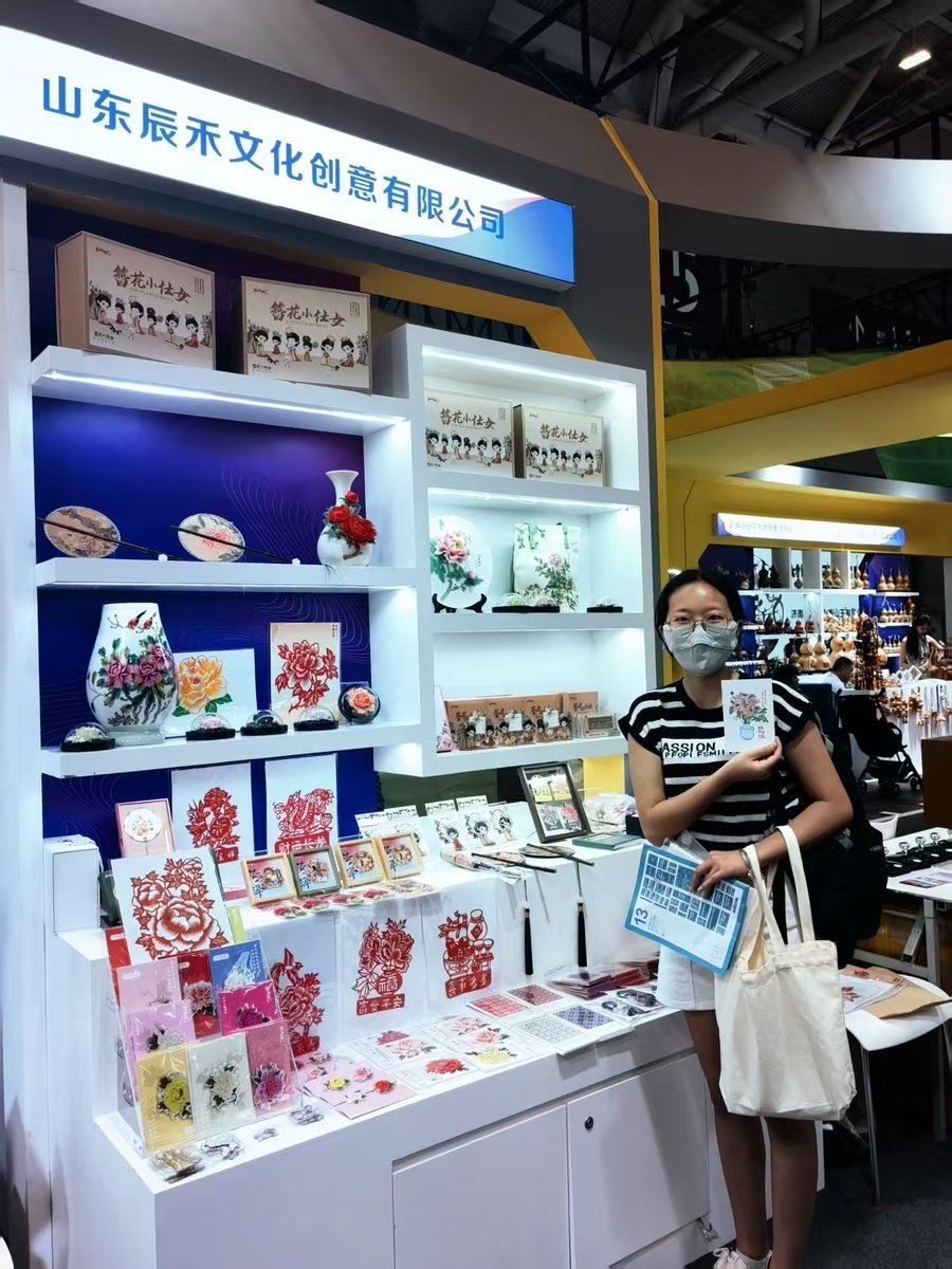 5月24日，在第二十一届深圳文博会山东展区，来自菏泽鲁西新区山东辰禾文化创意有限公司设计的《簪花仕女图》系列及“牡丹有礼”系列文创产品吸引了众多现场群众围观。
