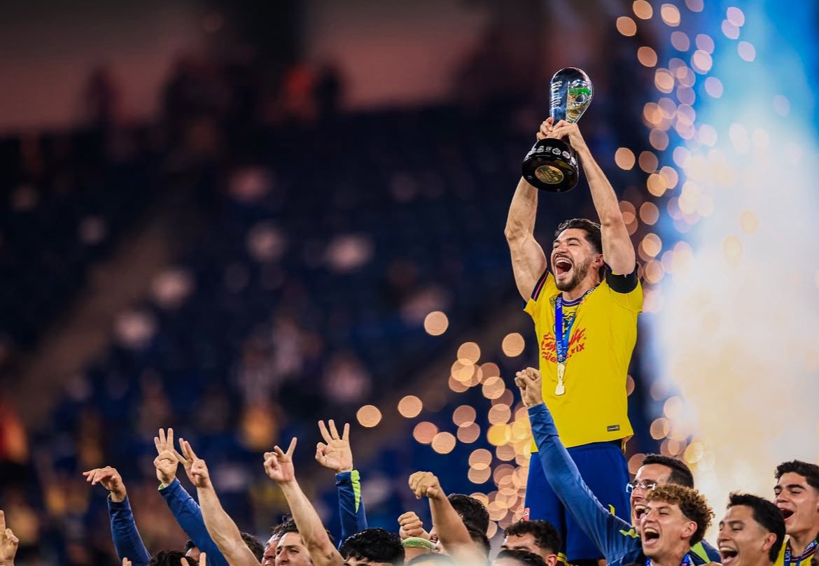 JessFlores12's tweet photo. No hay reclamos para este equipo al que le debo tantas alegrías e ilusiones 💛💙 nada le quita la grandeza a este equipo tricampeón de mis amores. 

#ClubAmerica https://t.co/7JJroHRASJ