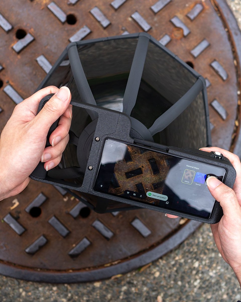 Jim58127754's tweet photo. みなさまご無沙汰しております
現実のテクスチャをPBRマテリアルに簡単に変換できる、スマホ取り付け型デバイスとアプリの開発をしてます！
今後クラファンなども考えつつプロジェクトを販売できるようにする事を考えてるので、是非インスタフォローandシェアお願いします！https://t.co/VoG9sDFbjZ https://t.co/6UzXARVVUk