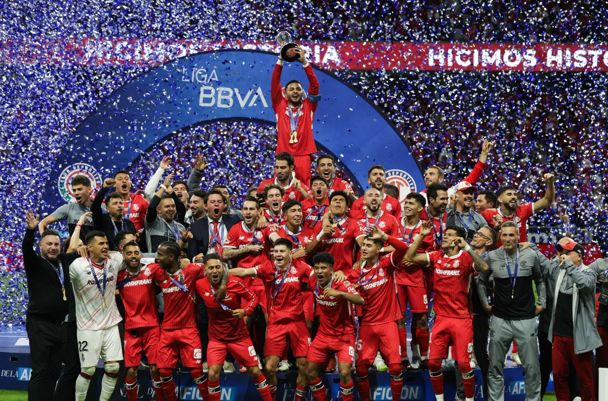 El_Universal_Mx's tweet photo. ¡Enhorabuena 'Diablos'! 👿👹

🏆 Así el momento en que Alexis Vega levanta la 'ONCE' tras vencer al América en el Estadio Nemesio Díez.

📸 #FOTOS: Carlos Mejía | EL UNIVERSAL https://t.co/NpCZfdt9HD