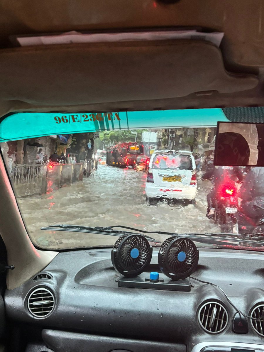 ssadhuka's tweet photo. Even elevated areas like Tardeo are flooded. Low-lying zones such as Dadar, Sion, and Parel are already facing severe waterlogging. Commuters advised to exercise caution

#Mumbai #MumbaiRains #Waterlogging #Monsoon2025 #MumbaiWeather #FloodAlert https://t.co/ZaI2apbqPg