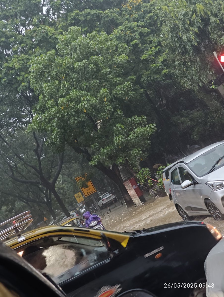 Mumbai rains pouring down in full power. Starting with a bang in May itself. Saying hello to early #monsoon days with these visuals I clicked today, 26.5.25.
#MumbaiRains #Mumbai #Mondaymorning