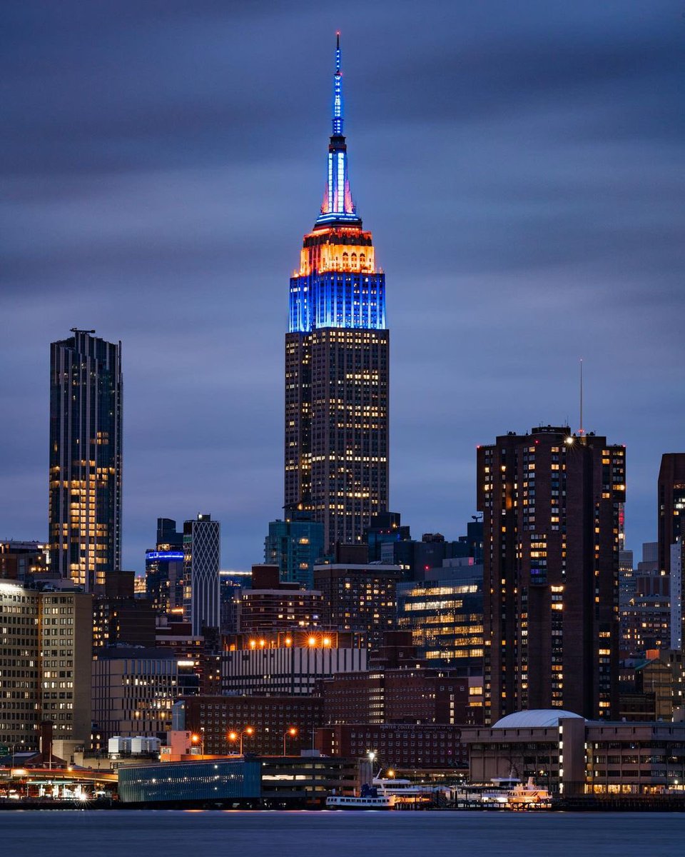 Lynn Gray Hanlon (@lgraysba) on Twitter photo ESB: Tonight, we're shining Blue + Orange to celebrate the NY Knicks' Game 3 victory in the 2025 NBA Eastern Conference Finals 🏀💙🧡 <a href="/LgraySba/">Lynn Gray Hanlon</a> <a href="/JayCardiello/">Jay Cardiello</a> <a href="/nyknicks/">NEW YORK KNICKS</a> <a href="/nypost/">New York Post</a> <a href="/BravoTV/">Bravo</a> <a href="/nycgov/">City of New York</a> ESB: Tonight, we're shining Blue + Orange to celebrate the NY Knicks' Game 3 victory in the 2025 NBA Eastern Conference Finals 🏀💙🧡 <a href="/LgraySba/">Lynn Gray Hanlon</a> <a href="/JayCardiello/">Jay Cardiello</a> <a href="/nyknicks/">NEW YORK KNICKS</a> <a href="/nypost/">New York Post</a> <a href="/BravoTV/">Bravo</a> <a href="/nycgov/">City of New York</a>