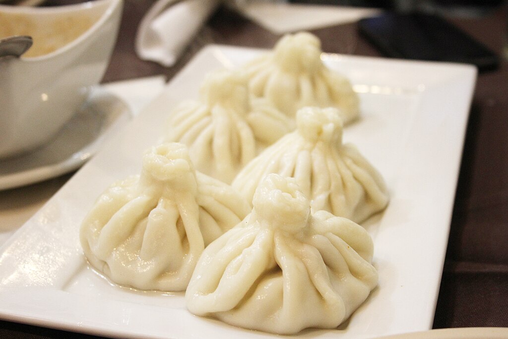 CentralAsiaplsJ's tweet photo. #ジョージア 料理「ヒンカリ」は、厚めの生地の中に、スパイスが効いたお肉やジャガイモ等が入った料理です🇬🇪
ヒンカリを食べるとき、フォークやスプーンは使いません。
しっぽと呼ばれるひだの集まった部分を手で持ち、汁をこぼさないように少しずつ食べましょう😋
しっぽはお皿に残してOKです🙆‍♀️ https://t.co/SDcl1nVySw