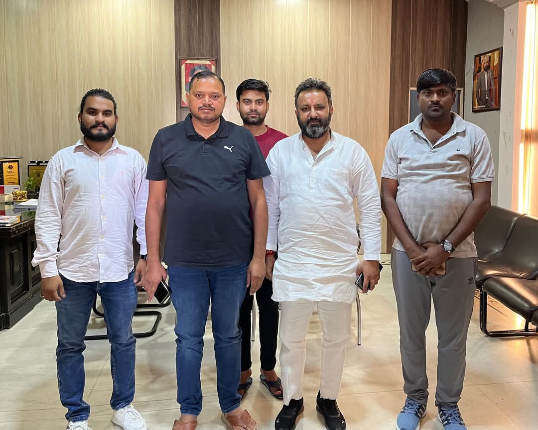 spnitinkohli's tweet photo. जनपद आगरा 89 उत्तरी विधानसभा कें बूथों समीक्षा प्रभारी पार्टी युथ ब्रिगेड राष्ट्रीय अध्यक्ष श्री सिद्धार्थ सिंह जी द्वारा मेरे निवास पर आकर शिष्टाचार भेट की जिसमें मैंने उनका स्वागत कर संगठन कें मुख्य बिन्दुओं पर चर्चा की ॥ @yadavakhilesh @socialistaditya @samajwadiparty https://t.co/fWbqohlpfl