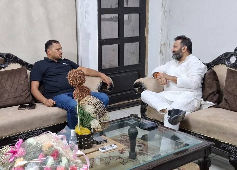 spnitinkohli's tweet photo. जनपद आगरा 89 उत्तरी विधानसभा कें बूथों समीक्षा प्रभारी पार्टी युथ ब्रिगेड राष्ट्रीय अध्यक्ष श्री सिद्धार्थ सिंह जी द्वारा मेरे निवास पर आकर शिष्टाचार भेट की जिसमें मैंने उनका स्वागत कर संगठन कें मुख्य बिन्दुओं पर चर्चा की ॥ @yadavakhilesh @socialistaditya @samajwadiparty https://t.co/fWbqohlpfl