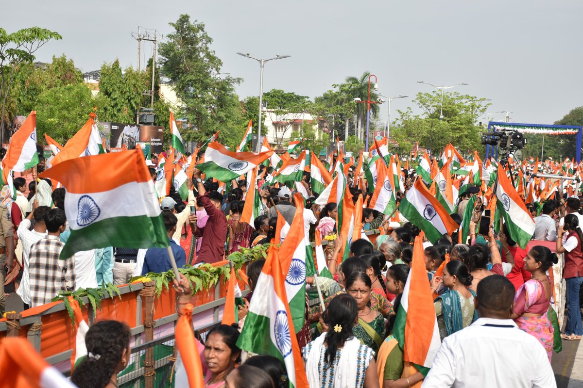 BJP4Gujarat's tweet photo. અપાર ઉત્સાહ અને ઉમંગ... 

વિશ્વના સૌથી લોકપ્રિય નેતા અને દેશના યશસ્વી પ્રધાનમંત્રી @narendramodi જીને આવકારવા તૈયાર છે વડોદરા...
 
#PMinVadodara https://t.co/5GTrbecJsn