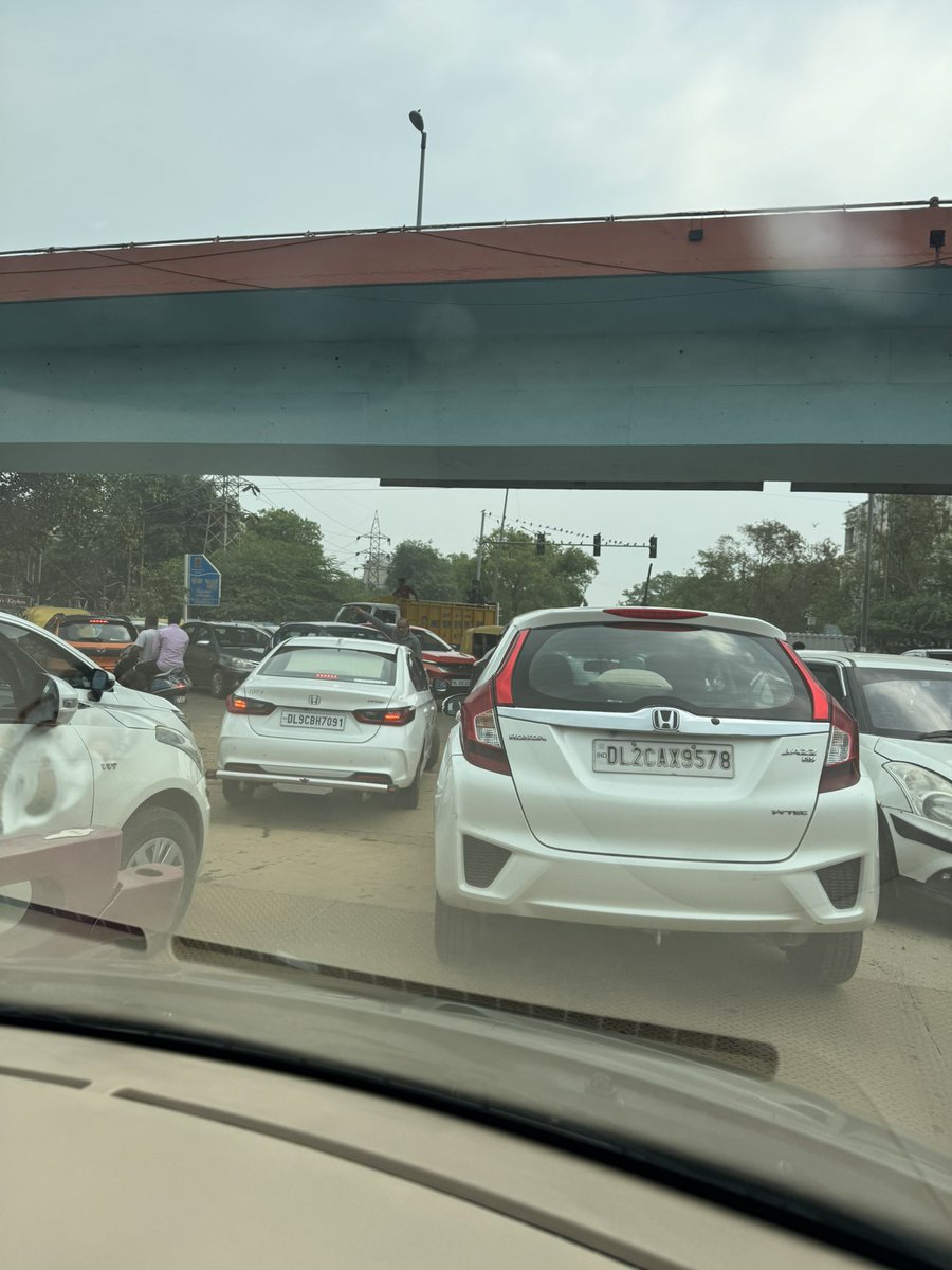 freakyfastGB's tweet photo. It’s a #Traffic mess under Nelson Mandela flyover connecting Mahipalpur due to #nonfunctional #traffic light and #metrowork making road sliding inside and drivable road smaller. Please send #trafficpolice team to sort this now. #HeavyJam 

@dtptraffic  @DelhiPolice  @gupta_rekha https://t.co/PsWWBTIGCP