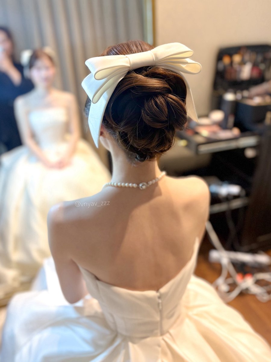 vnyav_zzz's tweet photo. 挙式のヘアスタイルもとってもお気に入り👰🏻‍♀️絶対にリボンボンネがつけたくて❕でも下につけるのは私っぽくないな〜と思って3連タイプのリボンボンネをオーダーで作ってもらったの🎀♡ https://t.co/kIMZ1C02YE