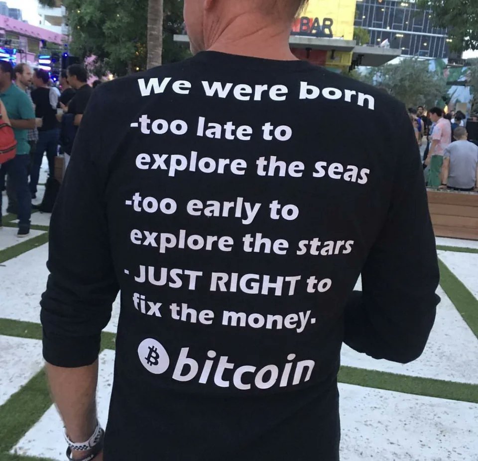 mihanblockchain's tweet image. ما در دورانی به دنیا اومدیم که:

برای کشف دریاها دیگه خیلی دیره

برای سفر به ستاره‌ها هنوز خیلی زوده

اما دقیقاً زمان مناسبیه...
برای درست کردن پول! 

#بیتکوین

یه جمله نمادین برای طرفدارای بیت‌کوین که می‌گه حالا وقتشه که سیستم مالی دنیا رو درست کنیم.