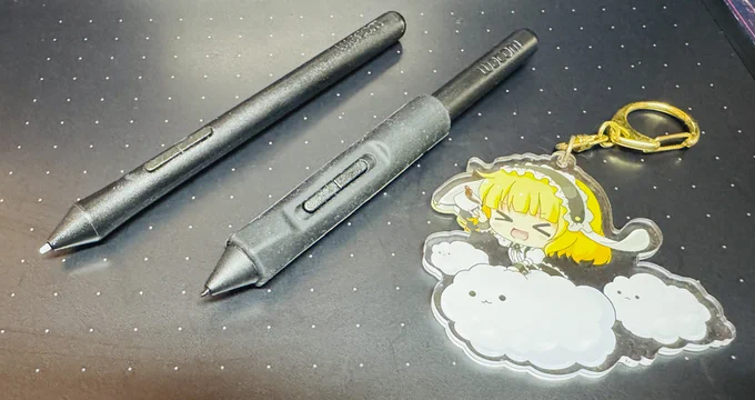 ラバーグリップ届いた!←なし あり→持ち心地だいぶ改善された 