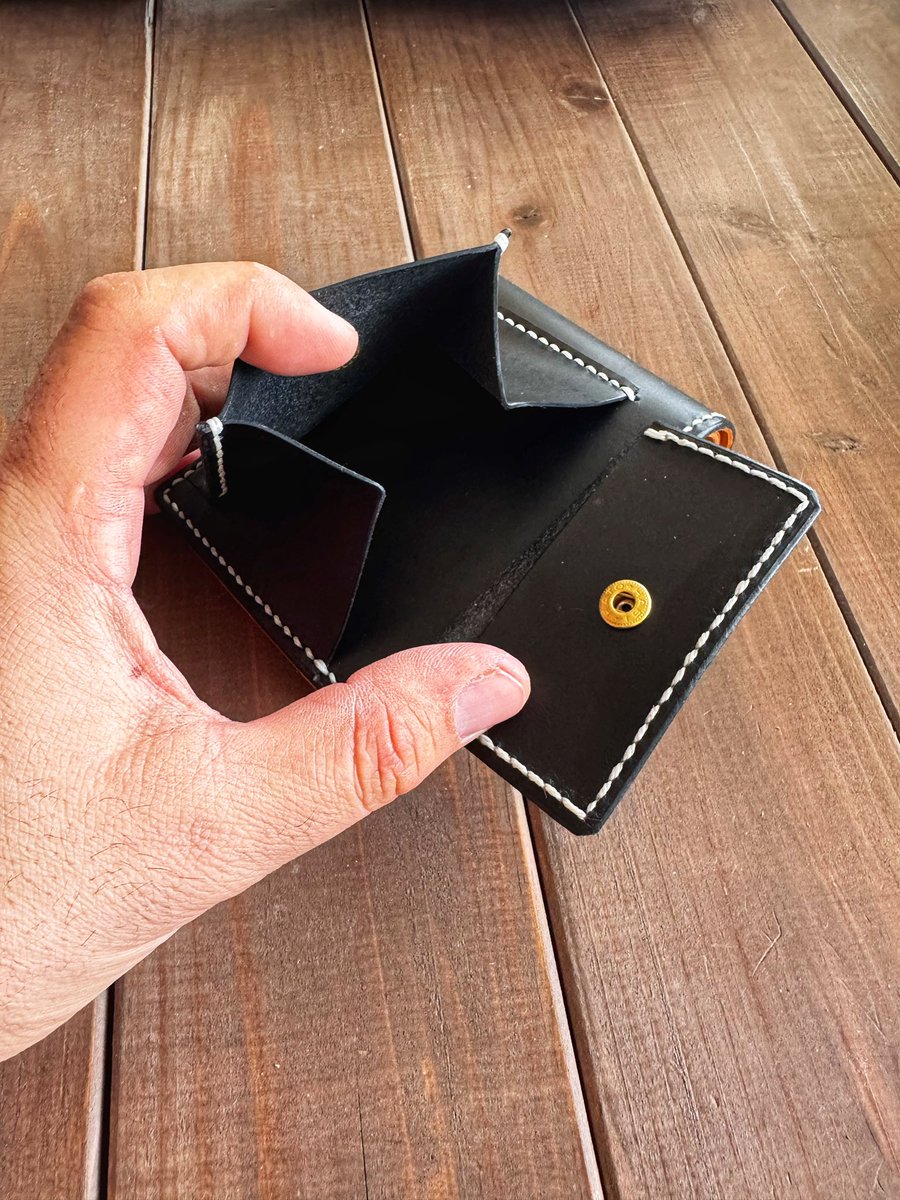 HAKODATE_CRAFT's tweet photo. カードが8枚も入る二つ折り財布

#lether #lethercraft #letherwork #walle #letherwallet #handmaid #handmaidstale #hakodatecraft #hakodate #革 #革小物 #レザー #レザークラフト #レザーワーク #革財布 #革財布ハンドメイド #ハコダテクラフト #二つ折り財布 #プレセント https://t.co/ptUtUrHVLy