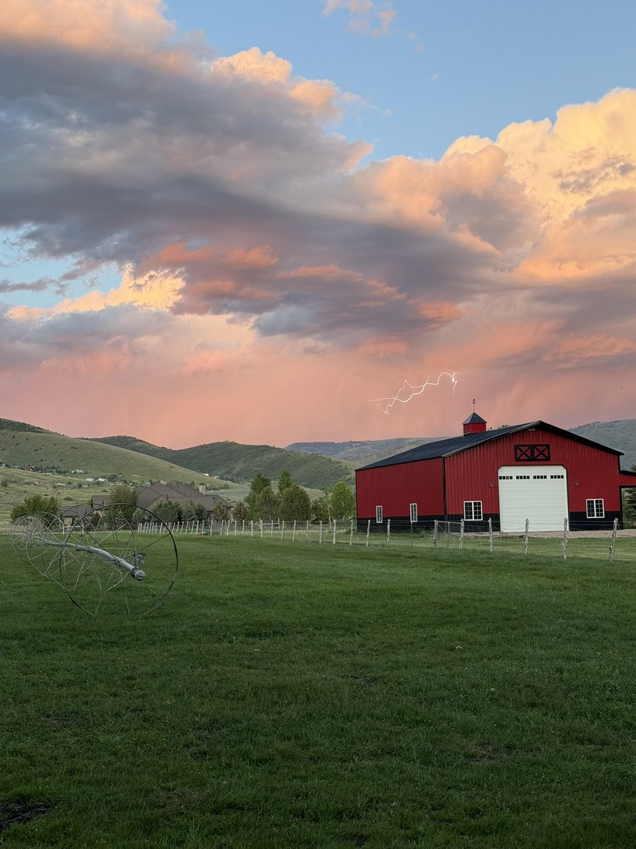 Jon got a really cool picture tonight and caught the lightning ⚡️ #huntsvilleutah #MemorialDay <a href="/ChaseThomason/">Chase Thomason</a> #utah