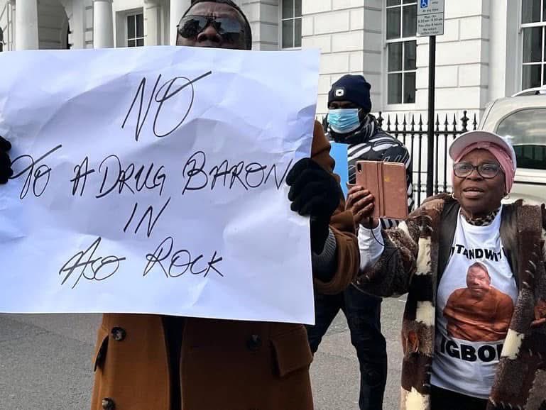 I_Am_Brant's tweet photo. @renoomokri APC bingo🐕. Na mumu go believe anything you talk. NO BE YOU BE THIS?
Na social media your campaign reach. Nobody wan see you for street campaign not to talk of holding mic 🎤 to talk. NO CREDIBILITY MAN.
Like you said, NO TO A DRUG BARON IN ASO ROCK 🤘 https://t.co/0XMD7E4sNo