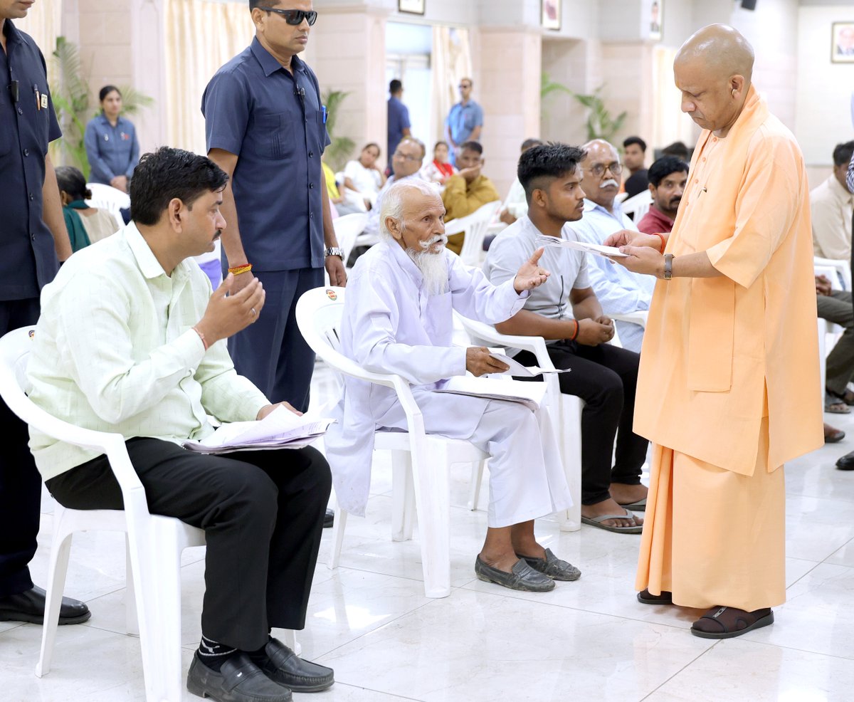 CMOfficeUP's tweet photo. #UPCM @myogiadityanath ने आज जनपद लखनऊ स्थित अपने सरकारी आवास पर आयोजित 'जनता दर्शन' में विभिन्न जनपदों से आए लोगों से मिलकर उनकी समस्याओं को गंभीरतापूर्वक सुना।

मुख्यमंत्री जी ने सम्बंधित अधिकारियों को निर्देशित किया कि जनता की समस्याओं का स्थायी समाधान निश्चित समयावधि में किया जाए। साथ ही, उनका फीडबैक भी अवश्य लिया जाए।

#JantaDarshanUP