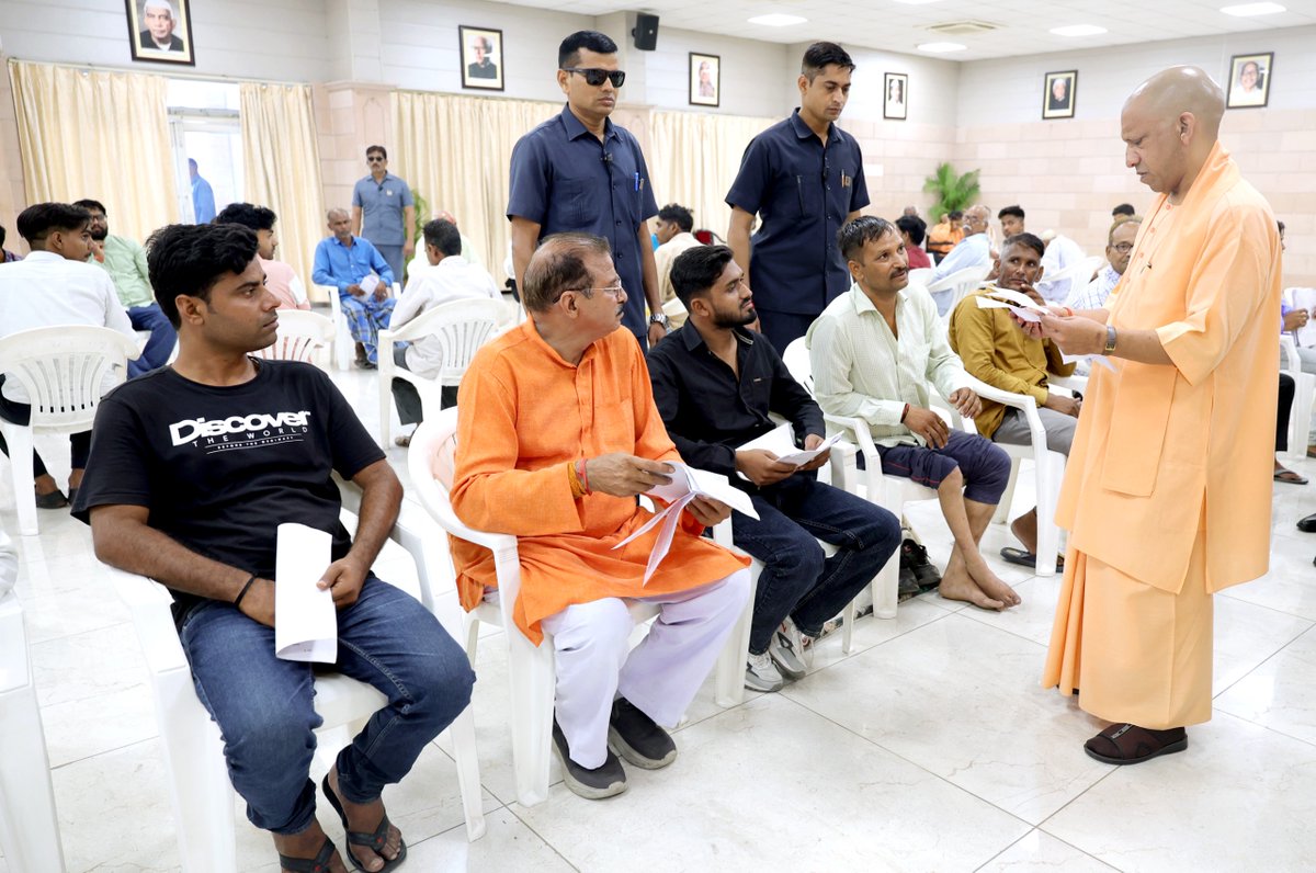 CMOfficeUP's tweet photo. #UPCM @myogiadityanath ने आज जनपद लखनऊ स्थित अपने सरकारी आवास पर आयोजित 'जनता दर्शन' में विभिन्न जनपदों से आए लोगों से मिलकर उनकी समस्याओं को गंभीरतापूर्वक सुना।

मुख्यमंत्री जी ने सम्बंधित अधिकारियों को निर्देशित किया कि जनता की समस्याओं का स्थायी समाधान निश्चित समयावधि में किया जाए। साथ ही, उनका फीडबैक भी अवश्य लिया जाए।

#JantaDarshanUP