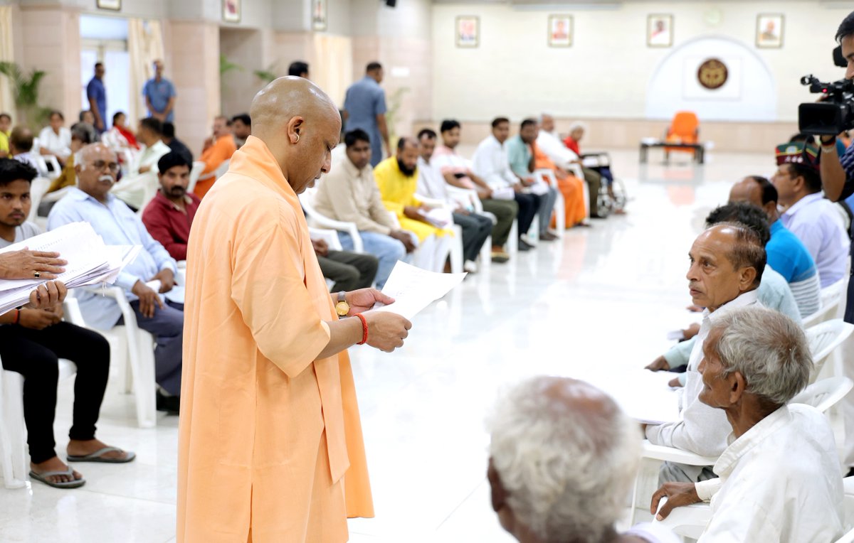 CMOfficeUP's tweet photo. #UPCM @myogiadityanath ने आज जनपद लखनऊ स्थित अपने सरकारी आवास पर आयोजित 'जनता दर्शन' में विभिन्न जनपदों से आए लोगों से मिलकर उनकी समस्याओं को गंभीरतापूर्वक सुना।

मुख्यमंत्री जी ने सम्बंधित अधिकारियों को निर्देशित किया कि जनता की समस्याओं का स्थायी समाधान निश्चित समयावधि में किया जाए। साथ ही, उनका फीडबैक भी अवश्य लिया जाए।

#JantaDarshanUP