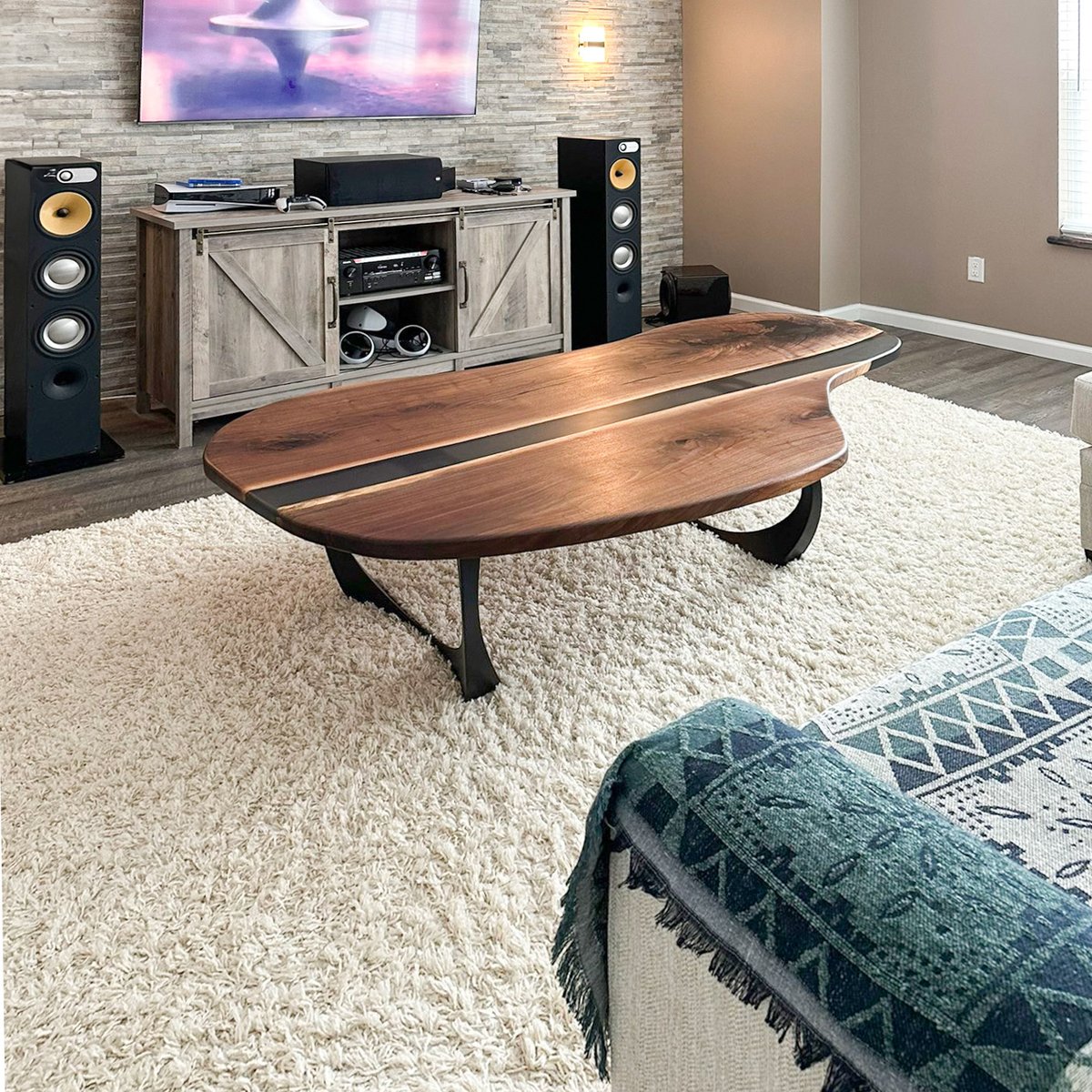 Cleo 212 – standing out with its gracefully curved metal legs. The base is finished with a matte black powder coating that not only enhances durability but also adds a touch of elegance and sturdiness, blending seamlessly into any living space. 🩵

#flowylinedesign #Cleo212