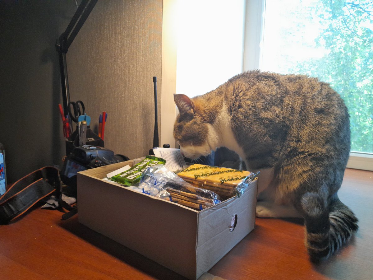 Матроскин очень заинтересовался сухпайком. Реально, что ли всё натурально?