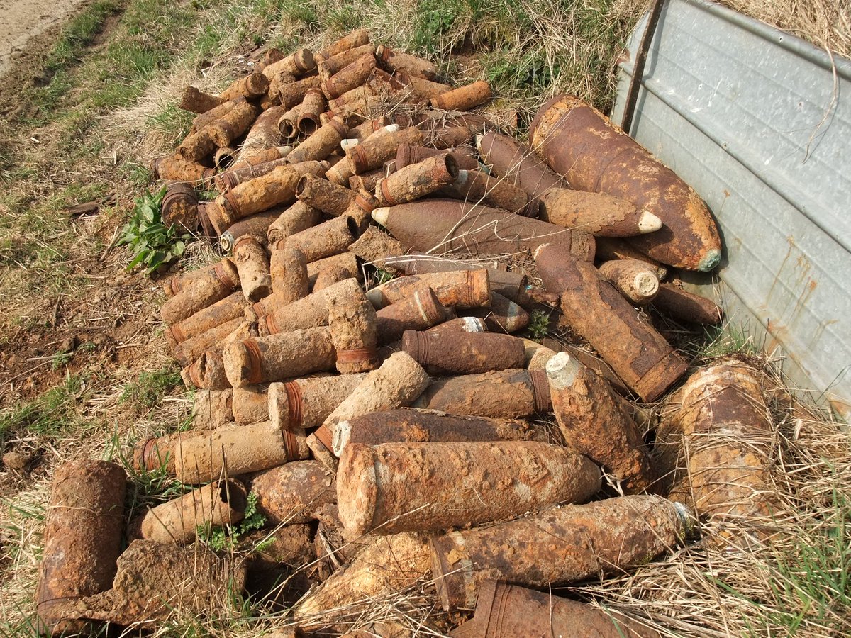 Gort_Line's tweet image. By early 1921, 77,000 tonnes of munitions  had been removed from the fields of Pas de Calais department. To put that in perspective it’s the equivalent of 169,755,941 18pdr shells. Removing munitions from the old battlefields is still ongoing.