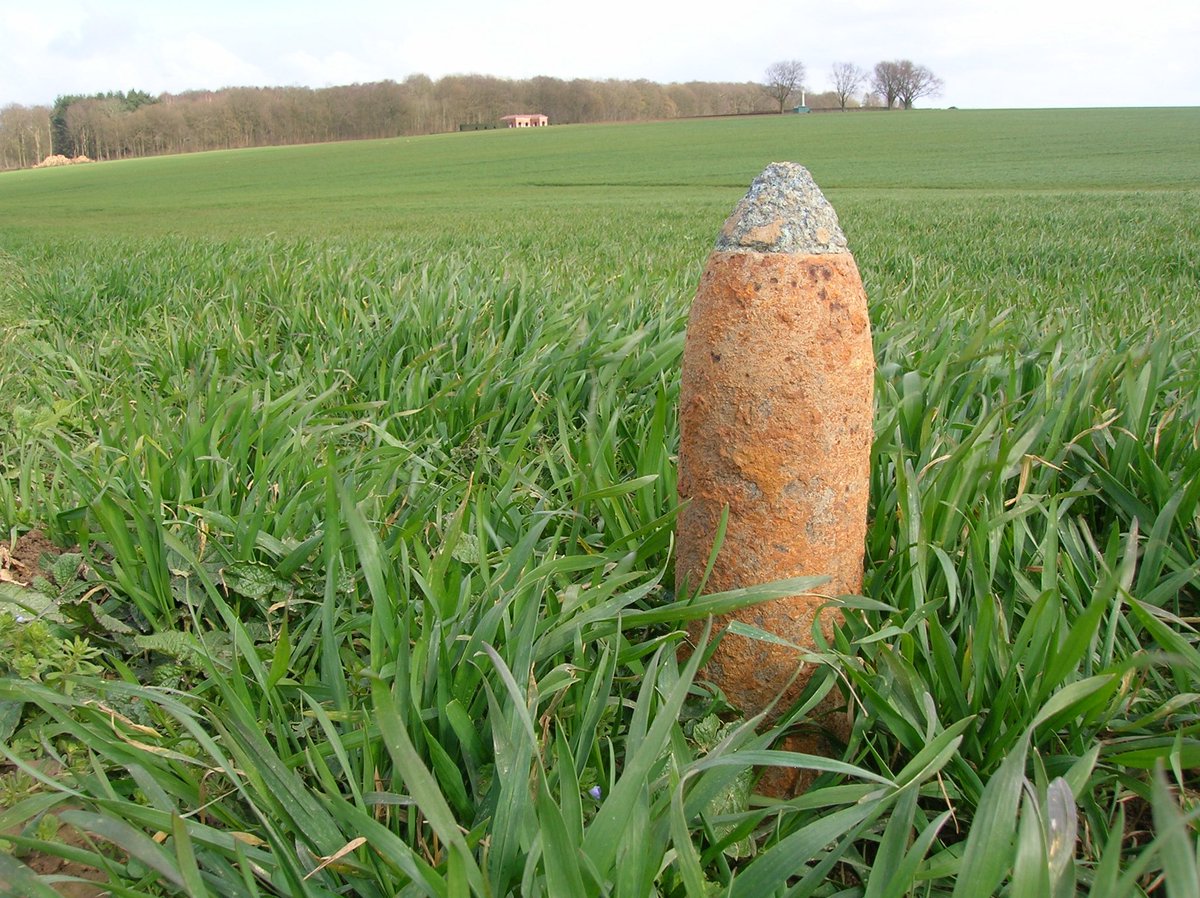 Gort_Line's tweet image. By early 1921, 77,000 tonnes of munitions  had been removed from the fields of Pas de Calais department. To put that in perspective it’s the equivalent of 169,755,941 18pdr shells. Removing munitions from the old battlefields is still ongoing.