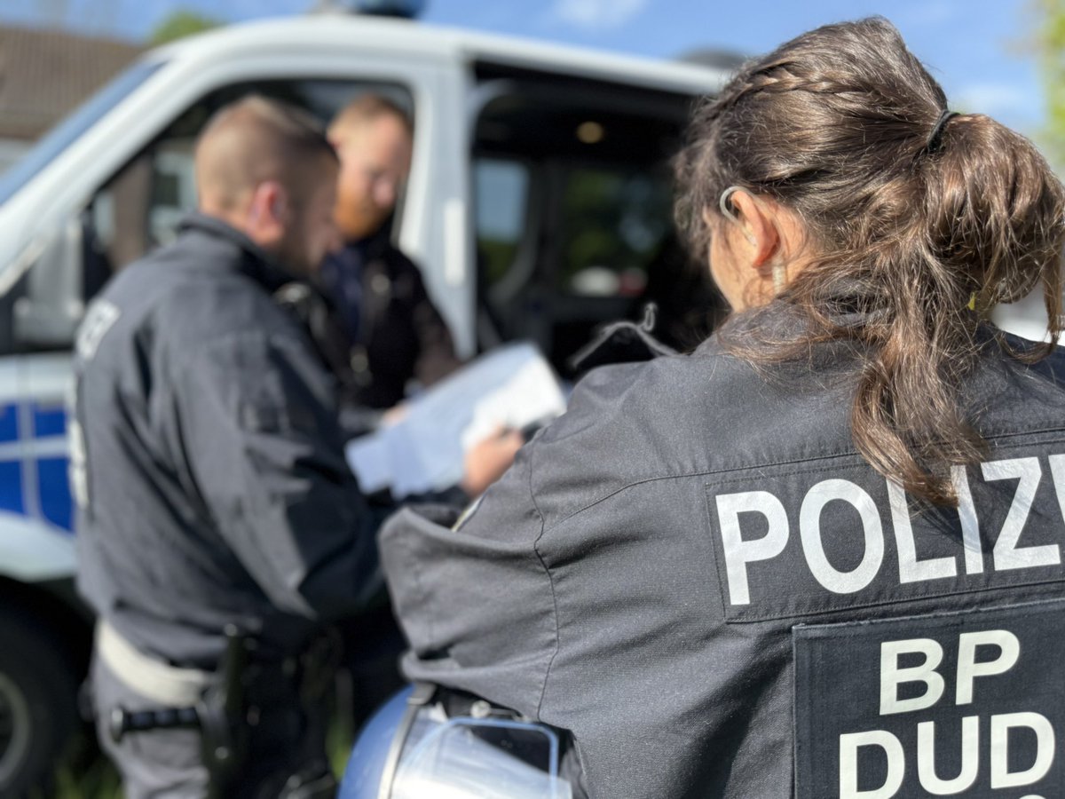 🚓 Dieses Wochenende waren rund 3.900 unserer Kolleginnen und Kollegen im Einsatz!
Unter anderem auch bei dem #DFBPokal Finale <a href="/arminia/">DSC Arminia Bielefeld</a> Bielefeld gegen den <a href="/VfB/">VfB Stuttgart | Pokalsieger 2025</a> Stuttgart.⚽️ #DSCVfB 

Wir wünschen euch einen guten Start in die neue Woche!🙌

#Bundespolizei #Polizei #police