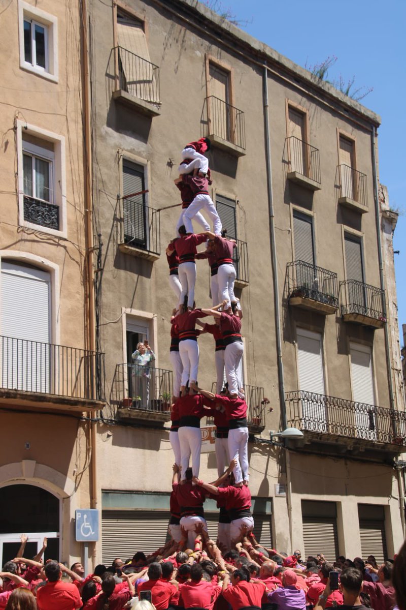 ☁️ Continuem al núvol, el núvol número 8. I no pensem baixar.

#castells #castellers #sitges