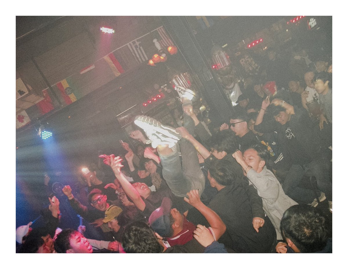 𝕻𝖊𝖗𝖋𝖊𝖈𝖙 𝖜𝖊𝖊𝖐𝖊𝖓𝖉. Menyaksikan Persib angkat trofi di Bandung, bertemu kawan lama, berkenalan dgn kawan baru, mendatangi banyak pesta perayaan, dan segala kesenangan lain yang tak bisa ditukar dgn uang.

Persib &amp; Bandung connecting us❤️🖤