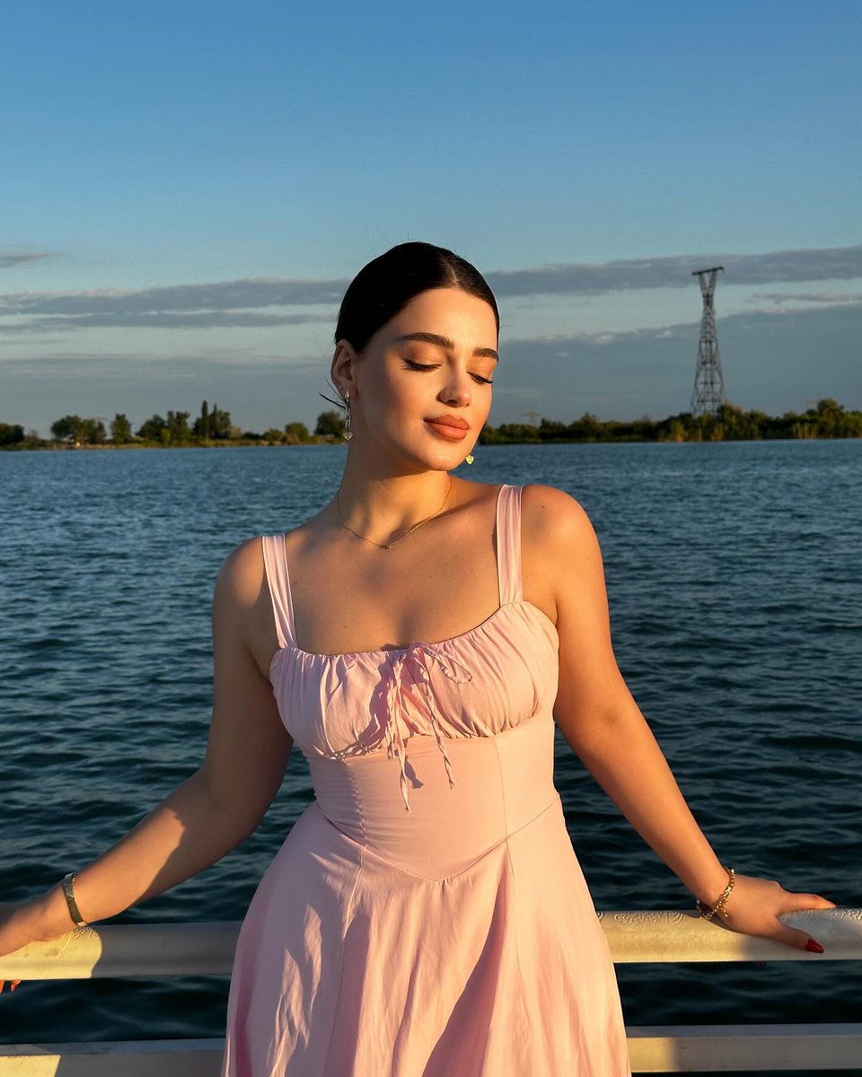 "Living my best life ✨" "Good vibes only 📷" "Every day is a fresh start 📷" "Happiness looks gorgeous on you