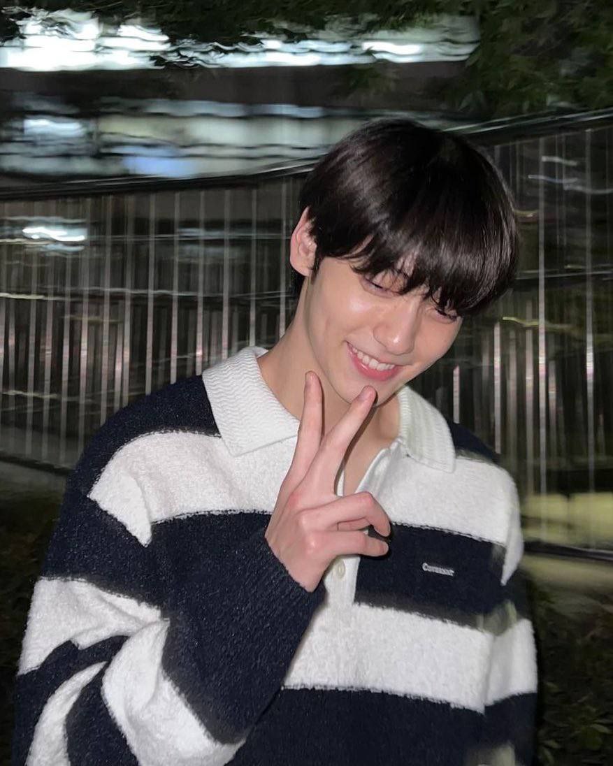 Rocking another striped tee, this time in classic black and white. This one's got a bit of fuzz perfect for those chilly vibes. Snapped this pic while i was out and about, and someone caught me on camera with a flash. Guess who's the sneaky photographer?