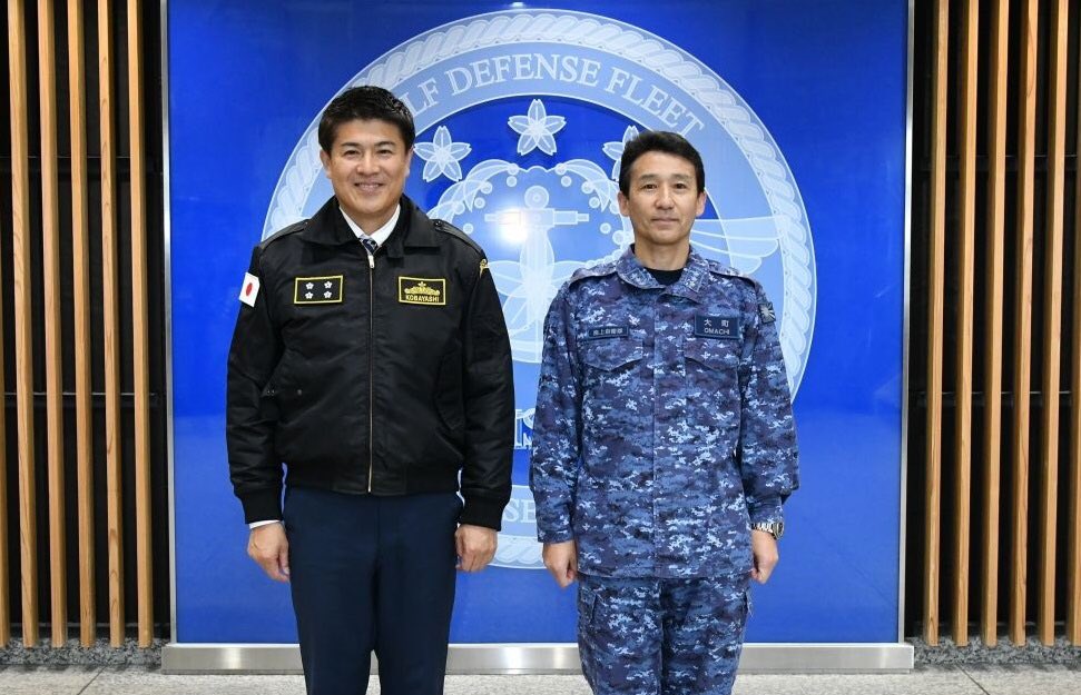 ModJapan_jp's tweet photo. ５月１２日、小林防衛大臣政務官は、海上自衛隊船越地区において、海上作戦センターを訪れ、自衛艦隊の部隊運用に関する報告を受けるとともに、司令部で勤務する隊員を激励しました。自衛艦隊は艦艇約１００隻、航空機約１９０機を有する海上自衛隊の主力部隊です。
#防衛省・自衛隊 #自衛艦隊 https://t.co/cYDCsSVOax