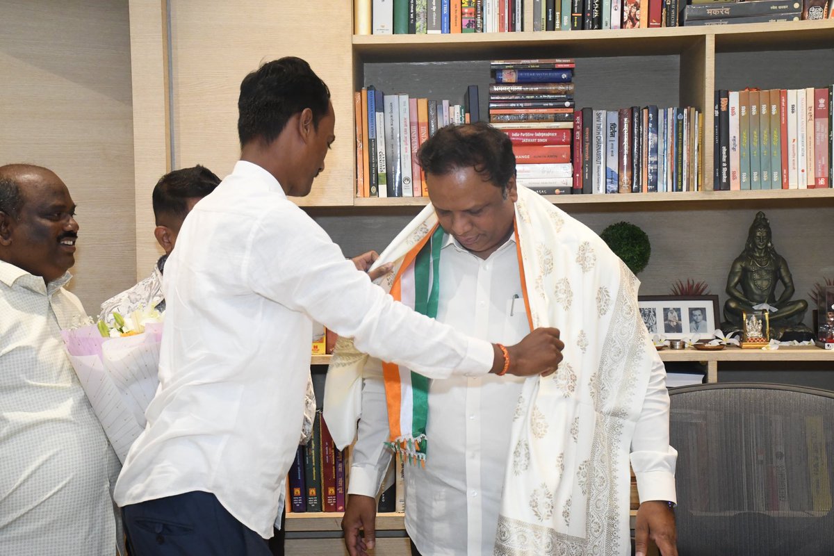 वांद्रे पश्चिम येथील कार्यालयात नागरिकांनी भेटी घेतल्या. यावेळी त्यांच्याशी संवाद साधला.  

#AshishShelar