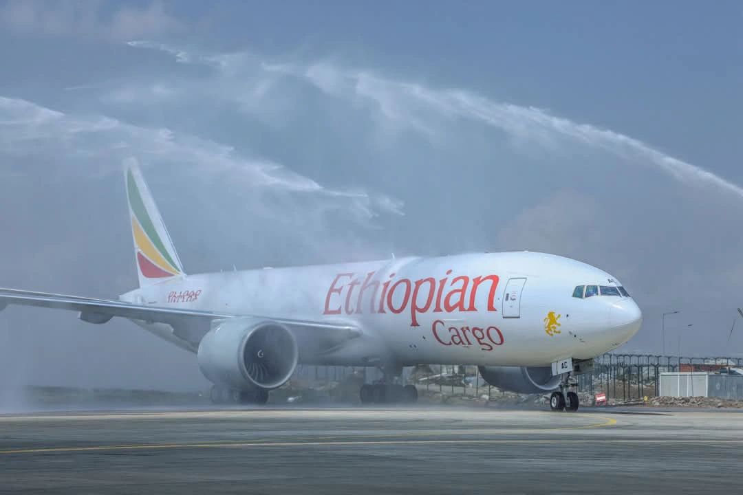 Gate7aviation's tweet image. Ethiopian Cargo a reçu ce week end, son 12e  Boeing 777 Cargo immatriculé ET-BAC.
L&apos;appareil a effectue le vol #Everett #AddisAbeba en 15 heures. #Ethiopian ✈️📦