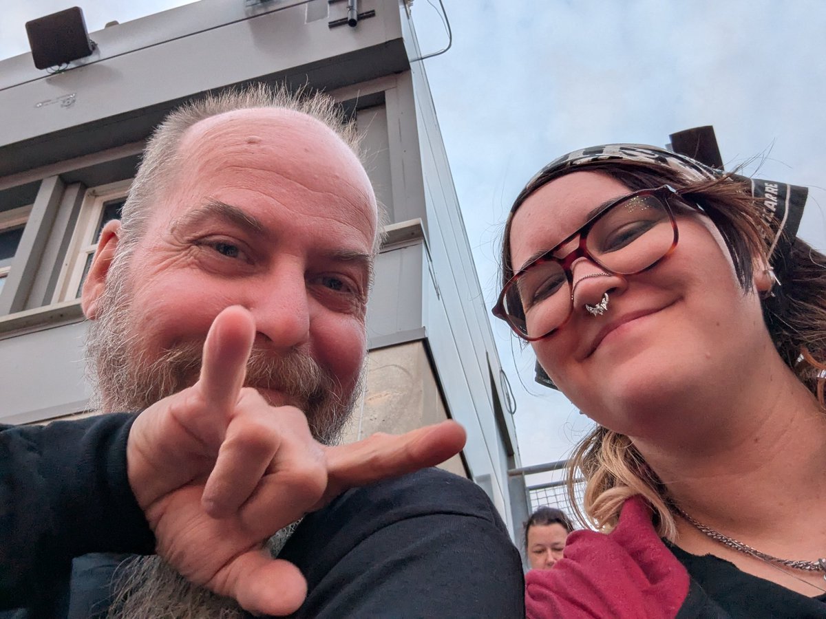 softskwid's tweet photo. even being up in the nosebleeds it was so awesome not only getting to see metallica live but getting to take my dad to his FIRST concert 🎉🤘 https://t.co/F3jVfOIg7Q