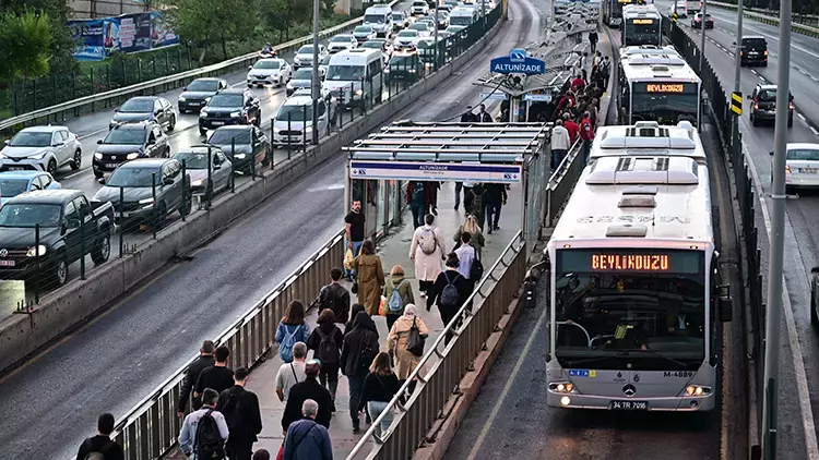 Hurriyet's tweet photo. İstanbul'da haftanın ilk mesai günü yağmurun da etkisi ile yoğun trafik oluştu. Trafikteki yoğunluk saat 07.58 itibarıyla yüzde 74'e ulaştı.

https://t.co/B4bhe9shng https://t.co/NS5yoj8mIT