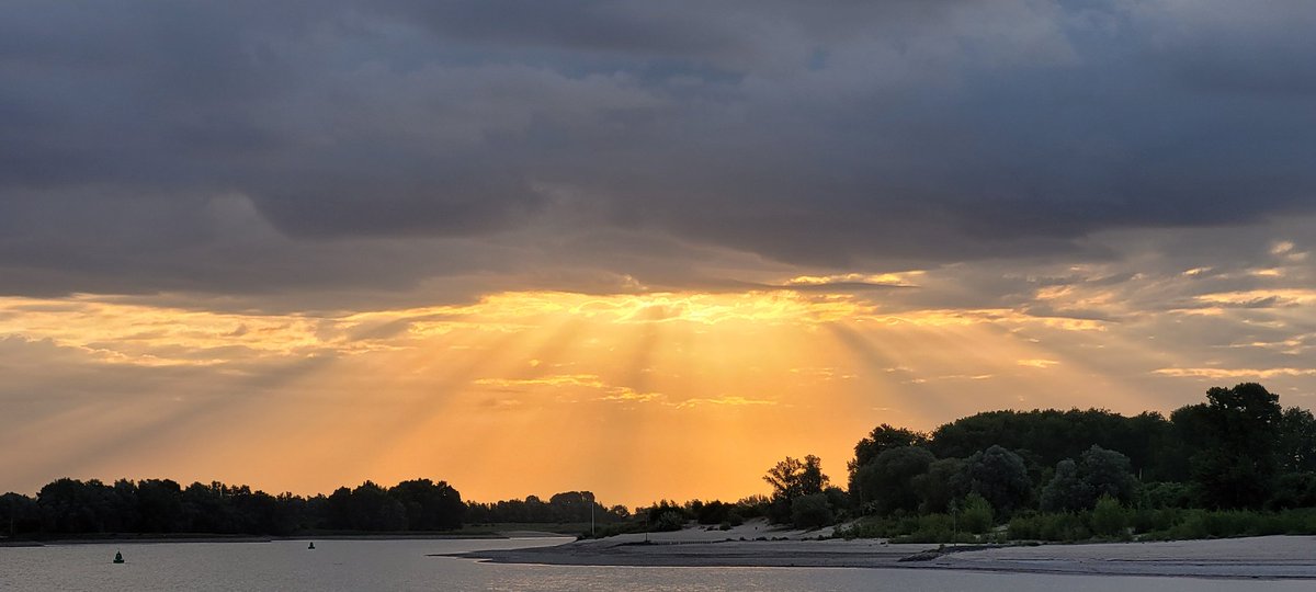 johan_klos's tweet photo. Goedemorgen duurde wat langer voor de #zon tevoorschijn maar dan krijg je ook wat moois erbij zoals deze #jacobsladders bij #gendt in #Gelderland #weerfoto https://t.co/qKT0PgXSUw