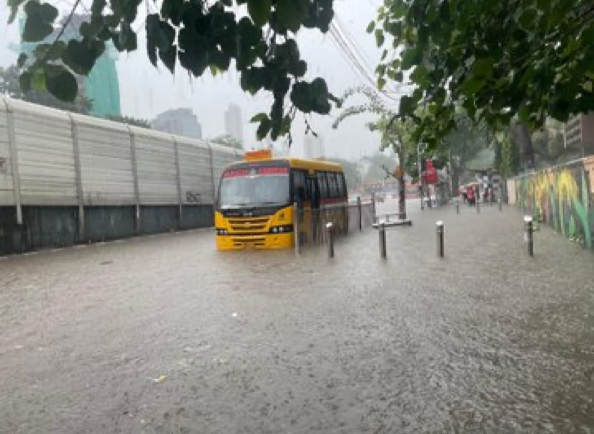jogalshailaja's tweet photo. दरवर्षी कुठून हा पाऊस येतो,
अन् महापालिकेची इज्जत काढून जातो !!!

#Mumbai 
#MumbaiRain https://t.co/wi1bFPMvru
