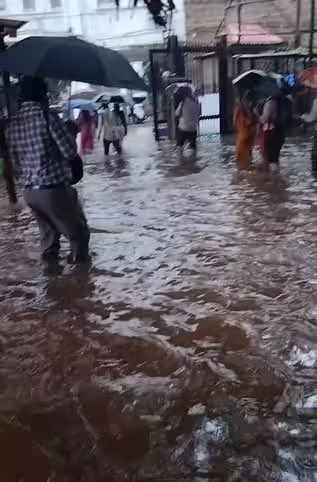 jogalshailaja's tweet photo. दरवर्षी कुठून हा पाऊस येतो,
अन् महापालिकेची इज्जत काढून जातो !!!

#Mumbai 
#MumbaiRain https://t.co/wi1bFPMvru