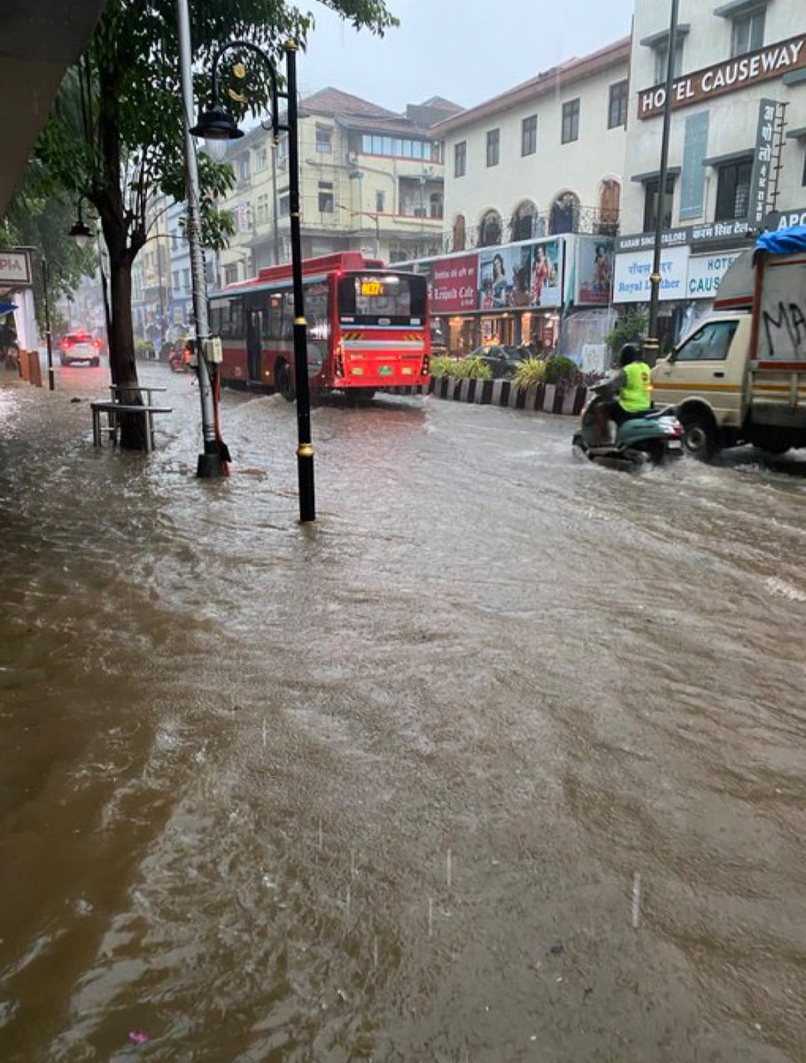 jogalshailaja's tweet photo. दरवर्षी कुठून हा पाऊस येतो,
अन् महापालिकेची इज्जत काढून जातो !!!

#Mumbai 
#MumbaiRain https://t.co/wi1bFPMvru