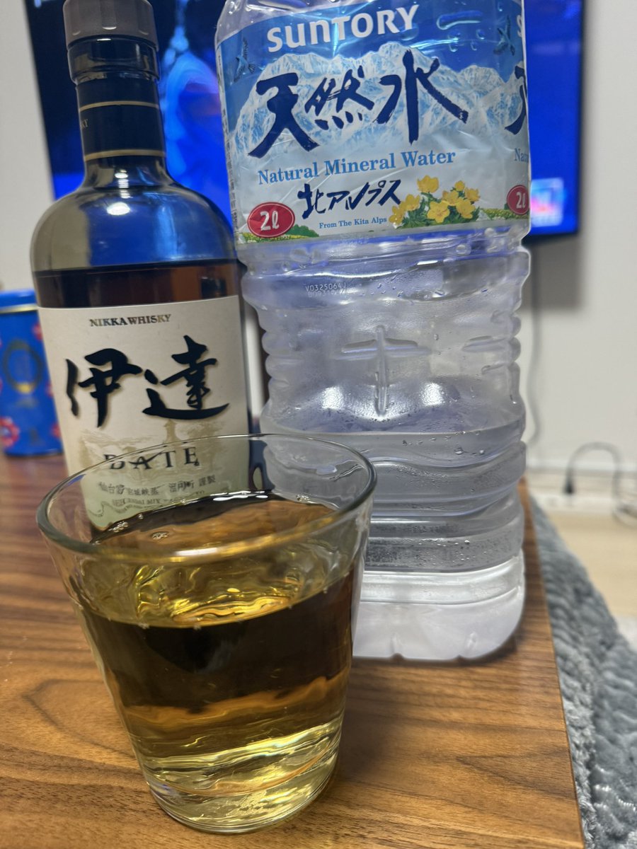 nasubimaru1102's tweet photo. 最近ウイスキーにハマって来た
ハイボールも好きだけど水割りも美味い。 https://t.co/4EPRNo9V5G