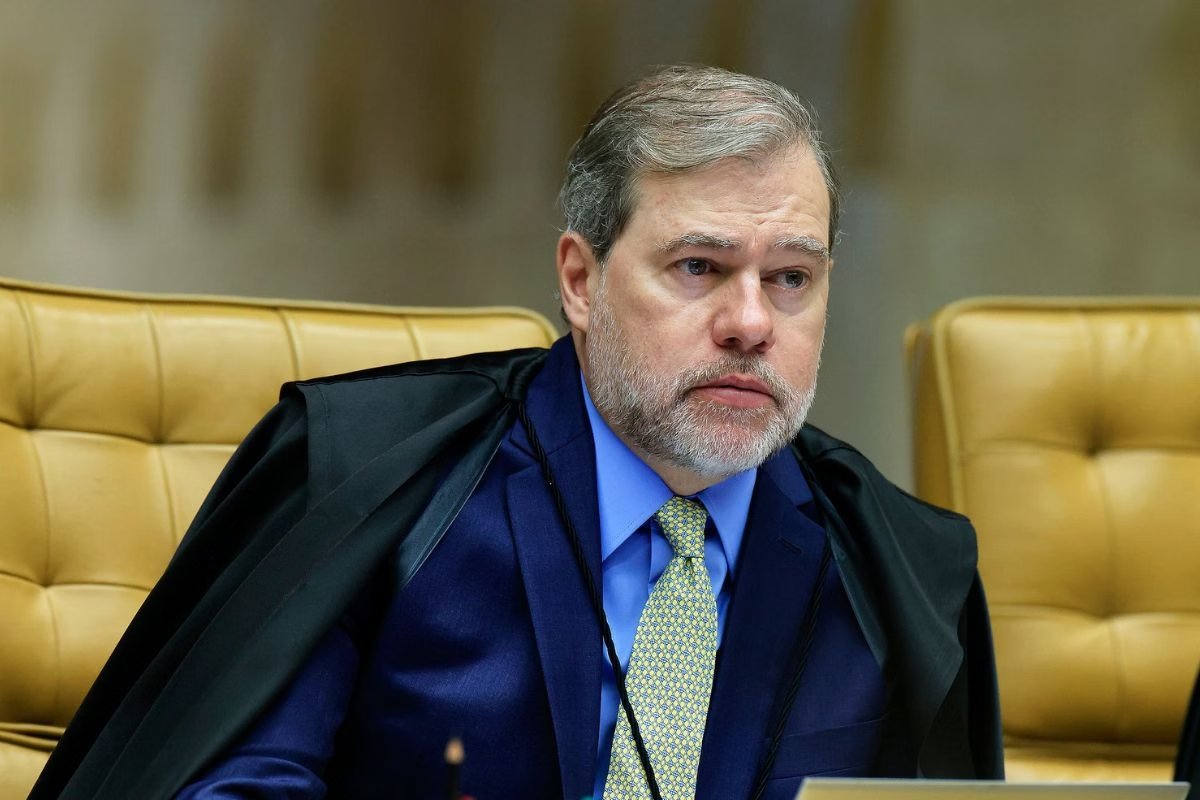 MarioNawfal's tweet photo. 🇺🇸🇧🇷 TRUMP TEAM TARGETS BRAZILIAN JUDGES’ WALLETS... A.K.A. THEIR WIVES?!

Targeting Supreme Court justices may not be enough—Team Trump is going after their wives.

The logic? Many justices’ household incomes come from their wives’ law firms, creating a pressure point with financial sanctions.

That includes the wife of Alexandre de Moraes and others like Valeska Zanin Martins, a powerhouse attorney with thousands of court appearances.

If the justices ever thought they were untouchable, they better think again.

The board is about to be flipped.

Source: Metropoles