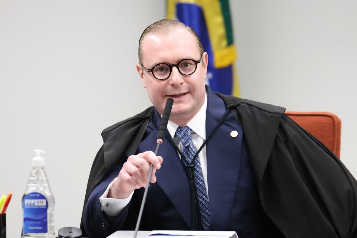 MarioNawfal's tweet photo. 🇺🇸🇧🇷 TRUMP TEAM TARGETS BRAZILIAN JUDGES’ WALLETS... A.K.A. THEIR WIVES?!

Targeting Supreme Court justices may not be enough—Team Trump is going after their wives.

The logic? Many justices’ household incomes come from their wives’ law firms, creating a pressure point with financial sanctions.

That includes the wife of Alexandre de Moraes and others like Valeska Zanin Martins, a powerhouse attorney with thousands of court appearances.

If the justices ever thought they were untouchable, they better think again.

The board is about to be flipped.

Source: Metropoles