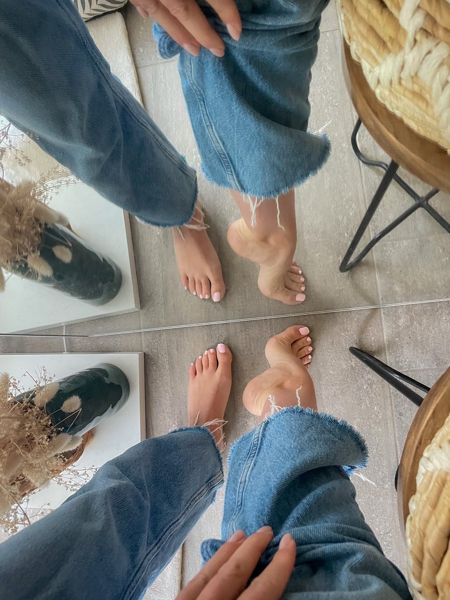 lolafeetgirl's tweet photo. Cette photo c’est vraiment la folie 🫠
Et celle que je viens de mettre sur Feety aussi 😋
Bon lundi 🫶 et je veux un max de partage ! https://t.co/6xbhtryifq