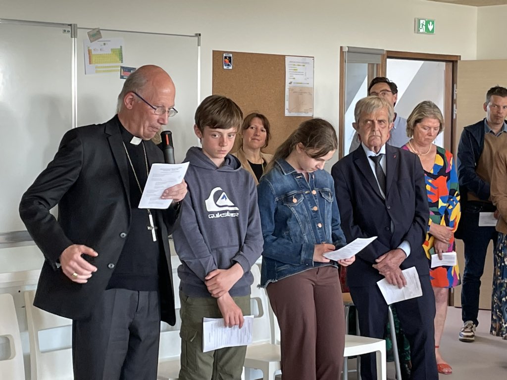 pelle_michel's tweet photo. Enseignement catholique en Ille-et-Vilaine : inauguration et bénédiction, en présence de Monseigneur D’Ornellas, des nouveaux locaux du pôle Sciences du collège Choisy à Saint-Malo. Belle réalisation au service des élèves ! https://t.co/dkBQdgqhJm