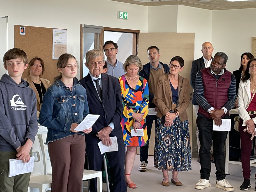 pelle_michel's tweet photo. Enseignement catholique en Ille-et-Vilaine : inauguration et bénédiction, en présence de Monseigneur D’Ornellas, des nouveaux locaux du pôle Sciences du collège Choisy à Saint-Malo. Belle réalisation au service des élèves ! https://t.co/dkBQdgqhJm