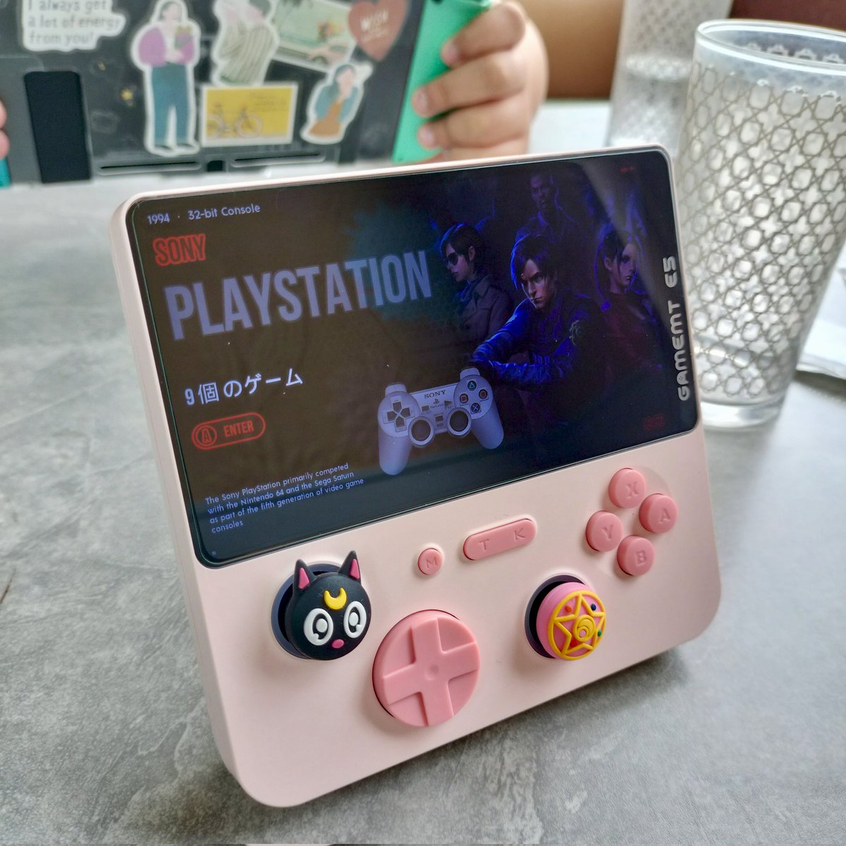 wtiinooooooooo's tweet photo. 令和のソフトを遊ぶ子と
平成のソフトを遊ぶ母
inゼリヤ
「持ち歩ける1つのゲーム機の中に、家にあるソフト全部入ったらなぁ」って小学生の頃に妄想してたことが、アラフォーで現実になったから、生きてりゃ良いことある(by祖母)なぁって思う。
しかし画面がデケェ。
#E5plus https://t.co/zxsnMWDND6