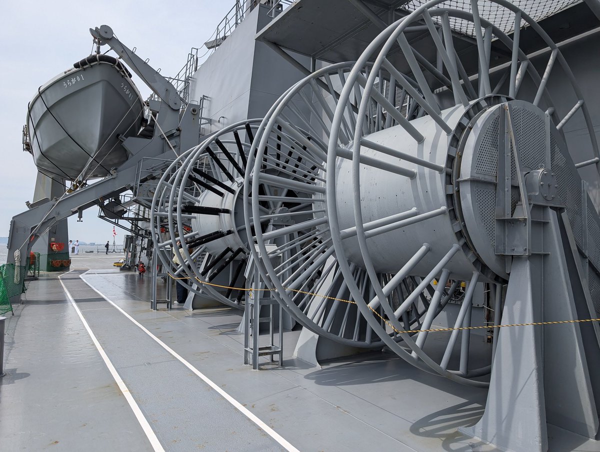 ma1234565432's tweet image. 掃海母艦うらが　に乗艦させて頂きました　ありがとうございます

掃海艇と比べると　サイズが違いすぎる

艦橋にも入らせて頂けて幸せです
ありがとうございます

＃掃海母艦
＃博多港
＃海上自衛隊
＃防衛モニター