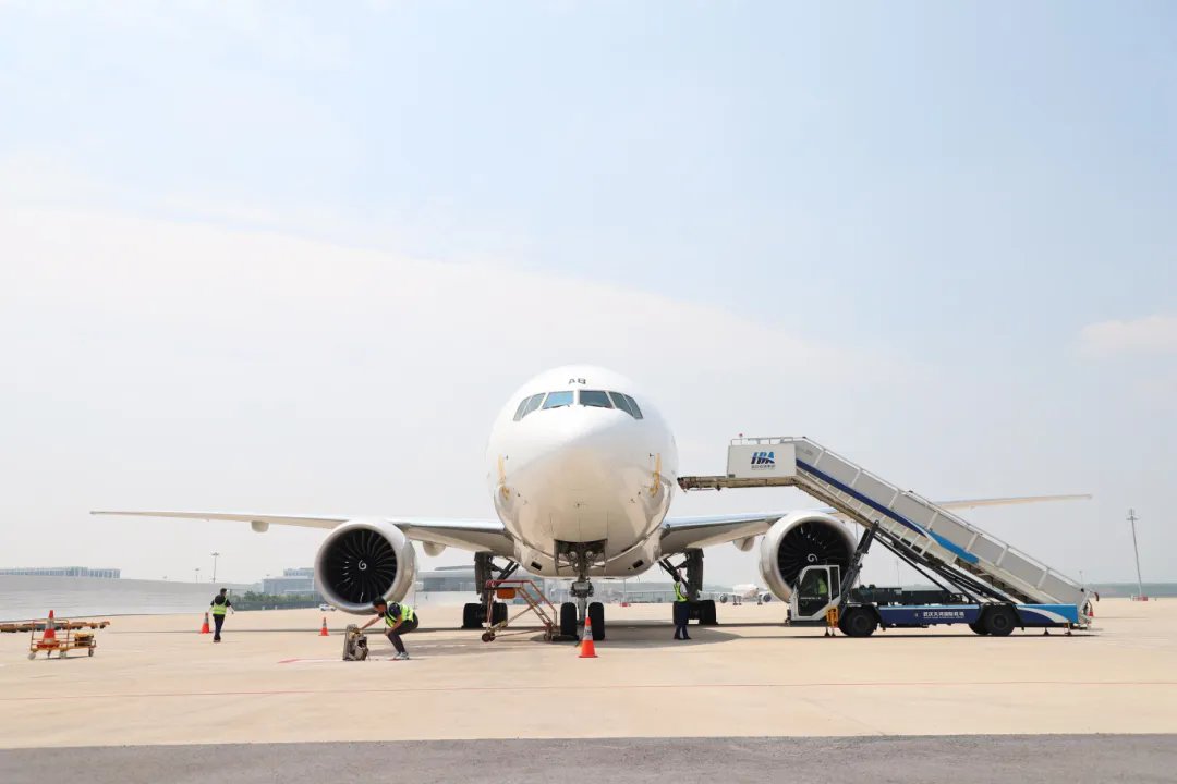 OpticsValleyCN's tweet photo. The first international "coffee bean #flight" just landed at Ezhou Huahu International #Airport! ☕✈️ What once took nearly 1 month by sea now arrives in just 1 day.
Gadgets, flowers, lobster, nuts – China-Africa #trade is flying high! #OVCBiz #OVCTransport https://t.co/O18pAjiOkl